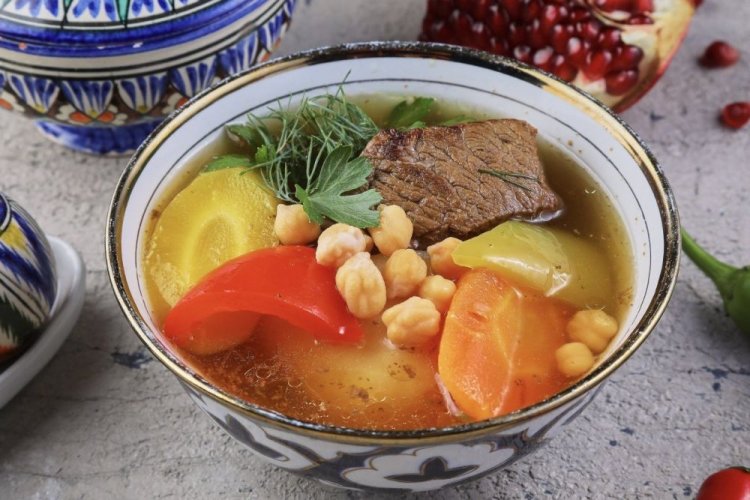 Узбекская шурпа с говядиной и нутом