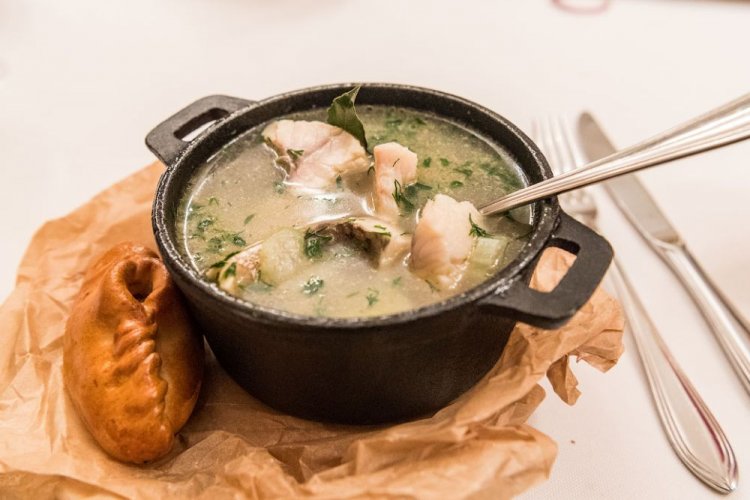 Уха по-фински на костре в казане