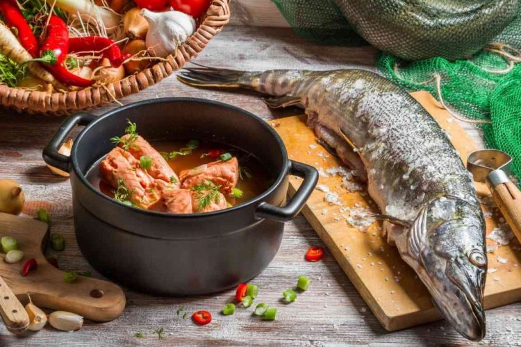 Пикантная уха из щуки с томатной пастой