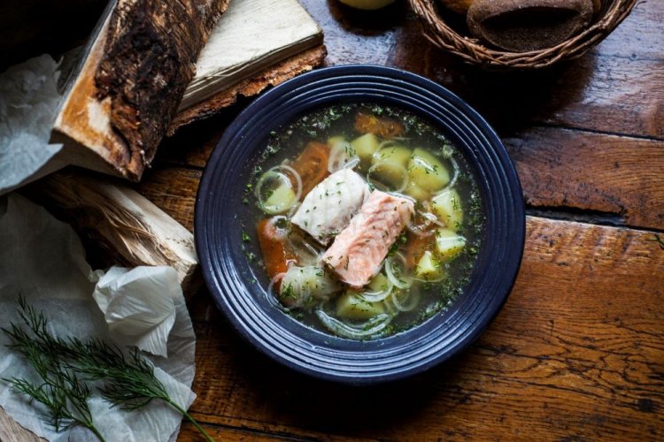 Уха из сазана и лосося в казане