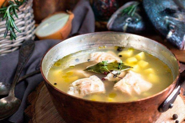 Уха из дорадо на костре в казане