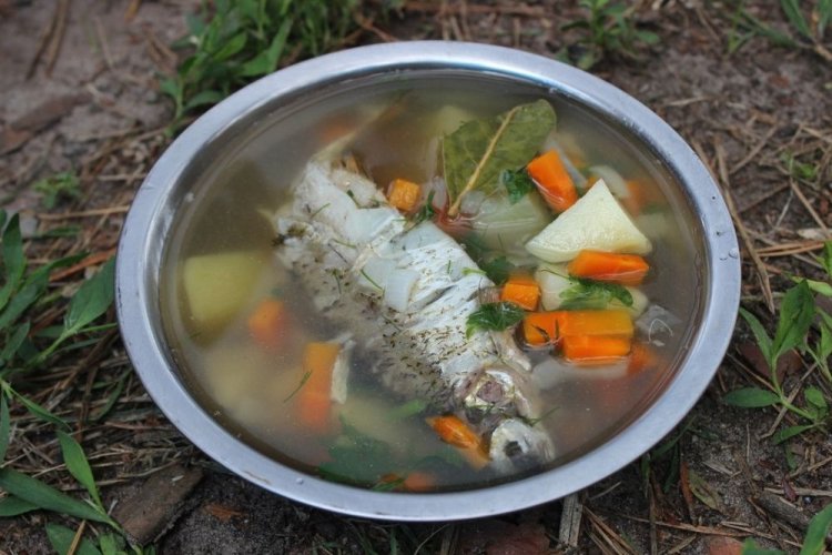Уха из плотвы на курином бульоне в казане
