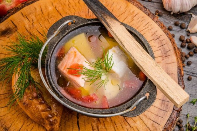 Уха из форели и судака с помидорами
