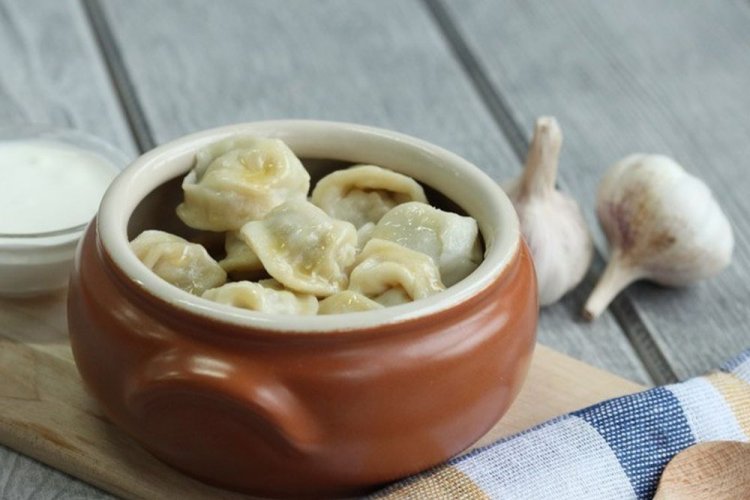 Пельмени с чесноком и сметаной в духовке