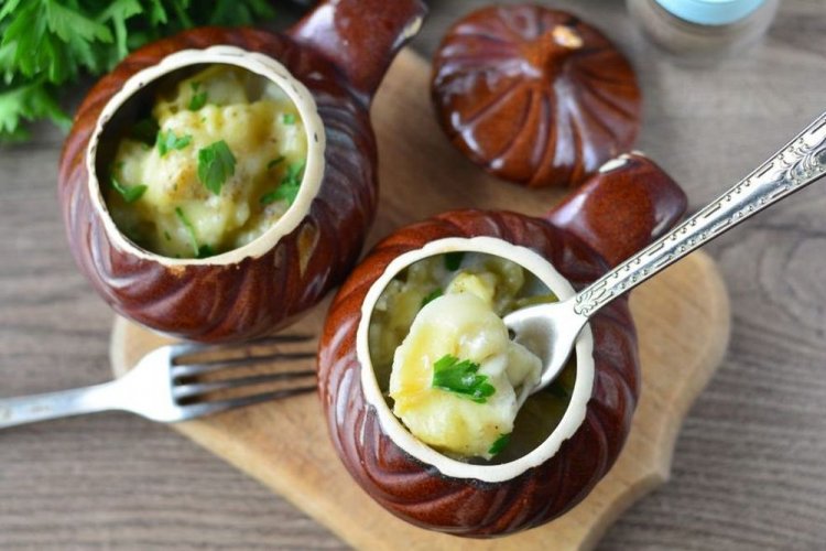 Пельмени с чесночно-сырным соусом в духовке