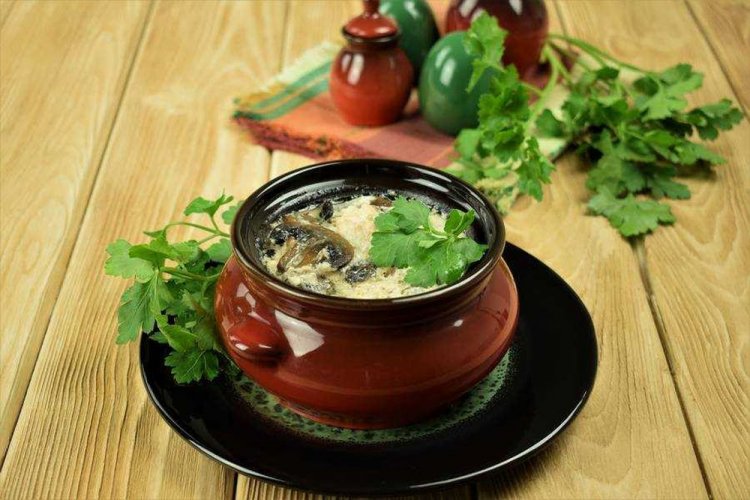 Пельмени с шампиньонами и плавленым сыром в горшочках