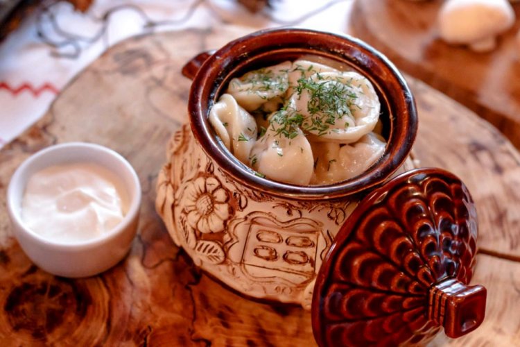 Пельмени с майонезом в горшочках в духовке