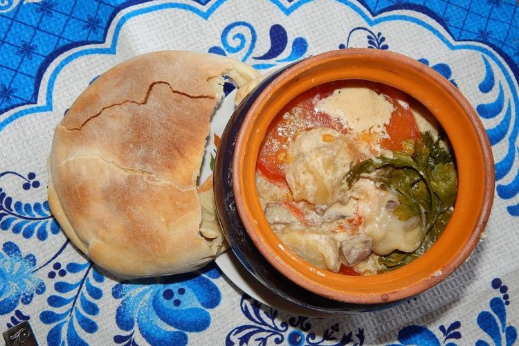 Пельмени с помидорами и курицей в духовке