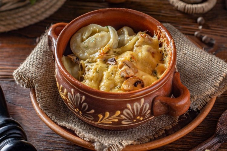 Пельмени с шампиньонами, яйцом и сыром в духовке