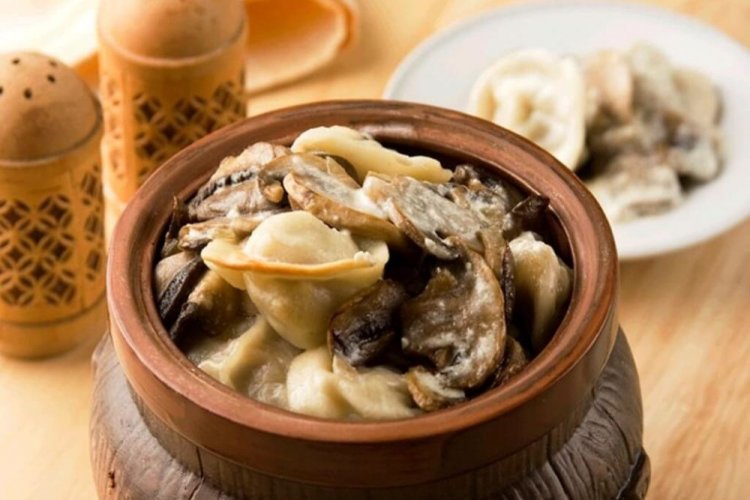 Пельмени с шампиньонами и майонезом в горшочках