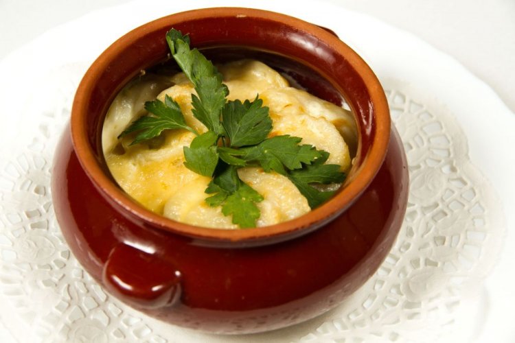 Домашние пельмени, запеченные в горшочках с сыром