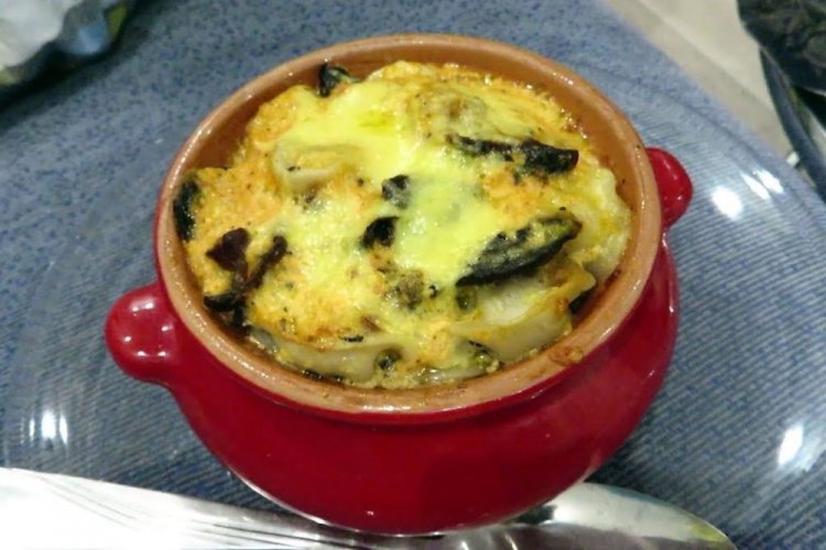 Пельмени с грибами и сыром в духовке