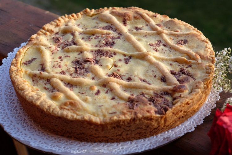 Кростата с имбирем и печеньем савоярди