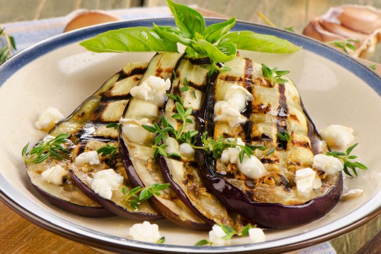 Баклажаны на гриле, маринованные в кефире с чесноком