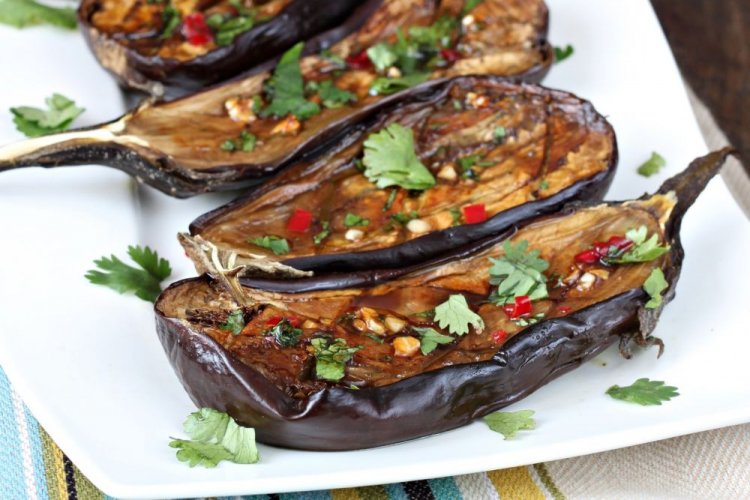 Острые баклажаны половинками на гриле