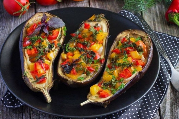 Лодочки из баклажанов с овощами на гриле
