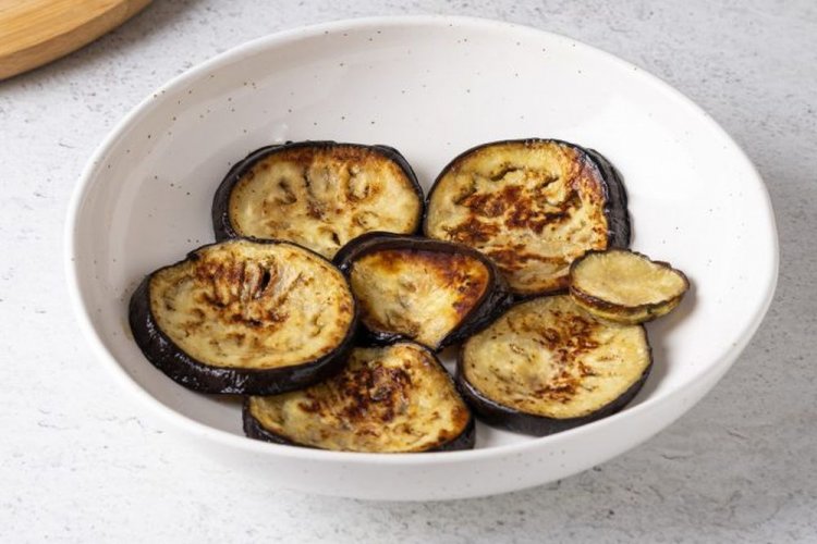 Баклажаны на гриле, маринованные в соевом соусе с лимоном и специями