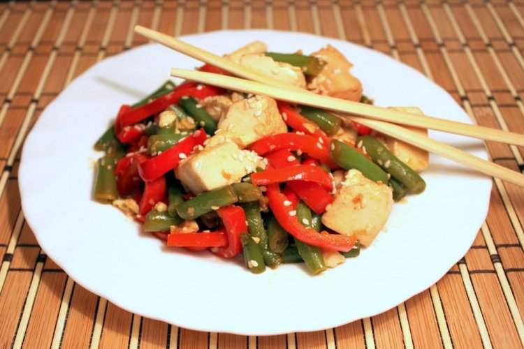 Жареный тофу с овощами