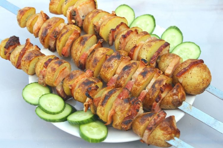 Картошка с беконом на шампурах на мангале