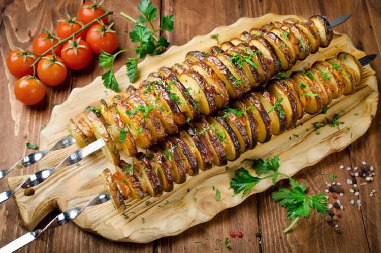 Картошка с беконом и сметаной на мангале