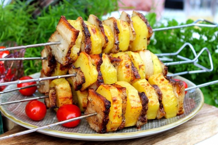 Картошка с беконом в соевом маринаде на мангале