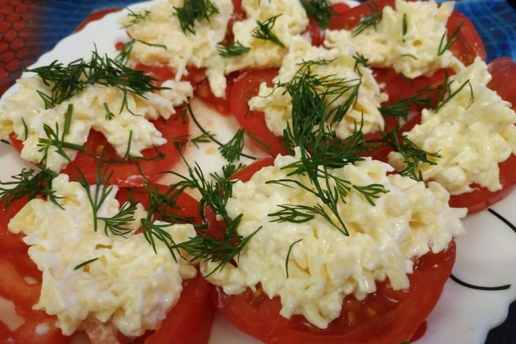 Закуска из помидоров и зелени для пикника