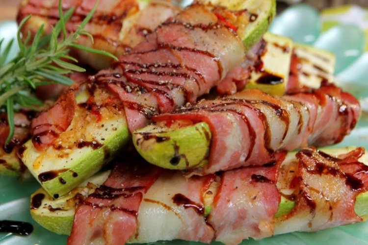Кабачки с беконом на мангале