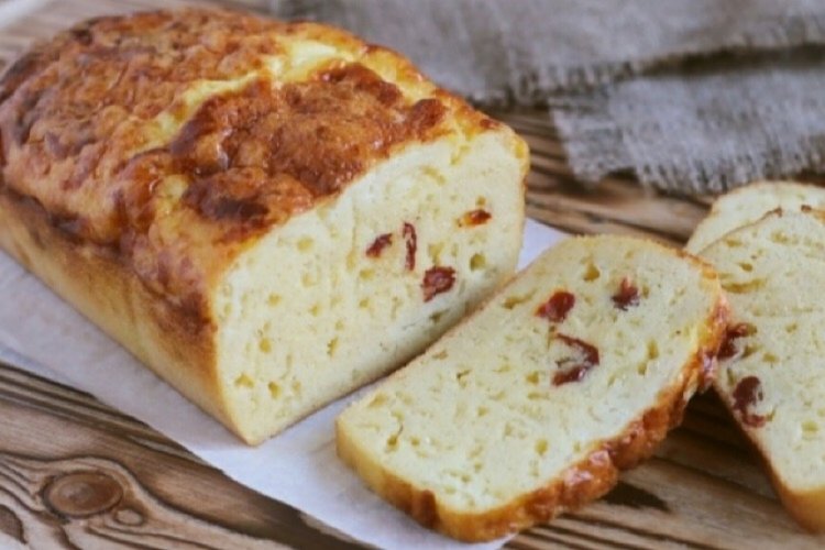 Кукурузный хлеб с брынзой и вялеными помидорами