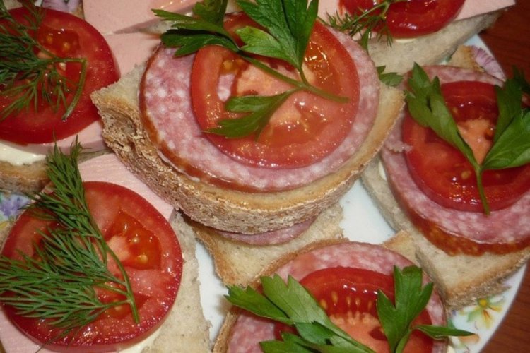 Бутерброды с копченой колбасой и овощами