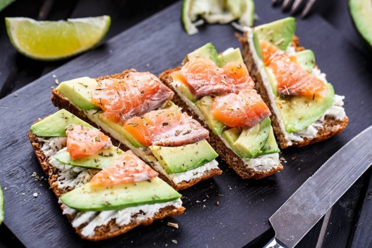 Бутерброды с авокадо и красной рыбой