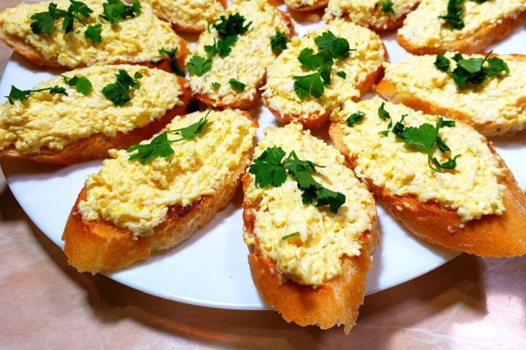 Бутерброды с плавленым сыром и зеленью