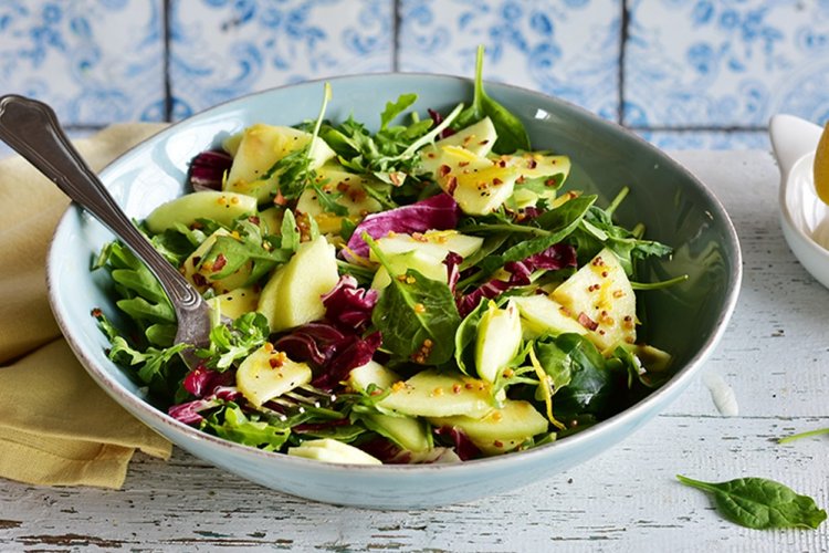 Зеленый салат с яблоками