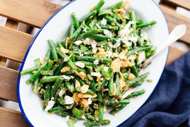 Зеленый салат с чесночными стрелками