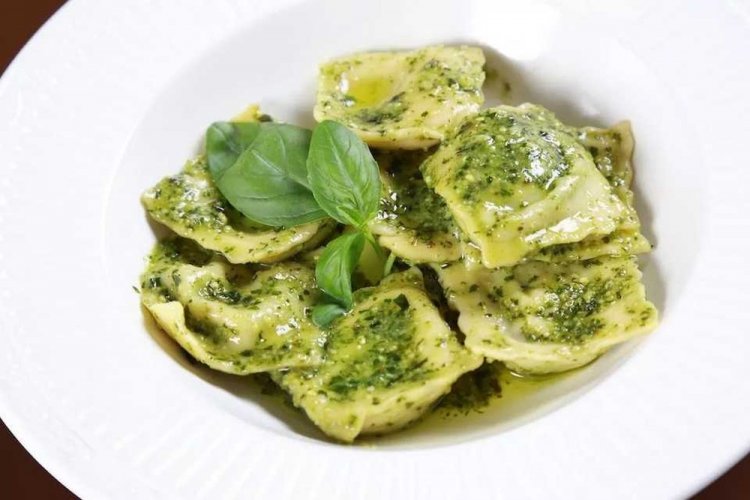 Соус со шпинатом и пармезаном для пельменей