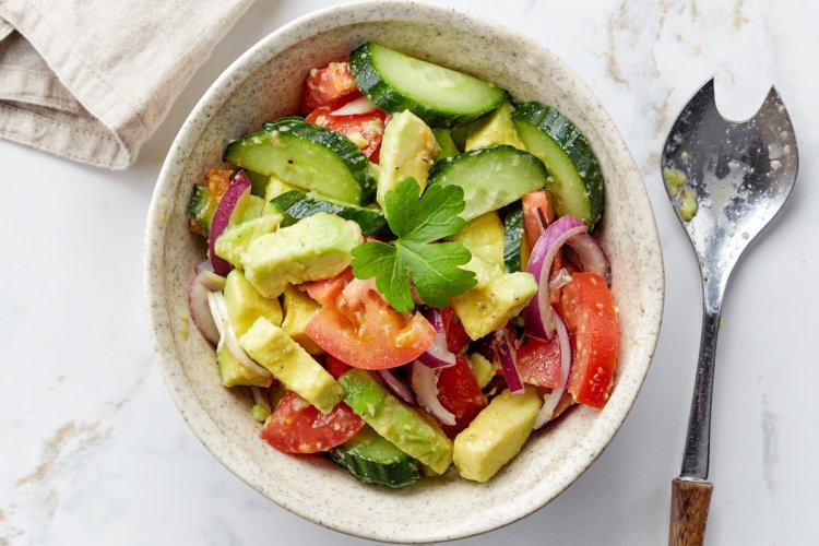 15 шикарных салатов с авокадо и помидорами
