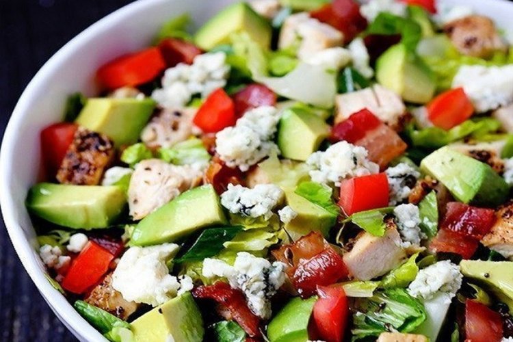 Салат с беконом, авокадо и помидорами