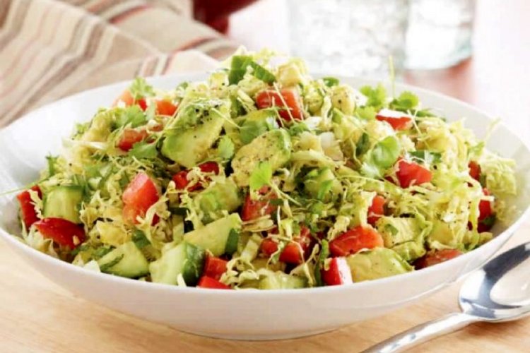 Салат с пекинской капустой, авокадо и помидорами