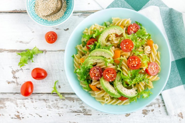 Салат с макаронами, авокадо и помидорами