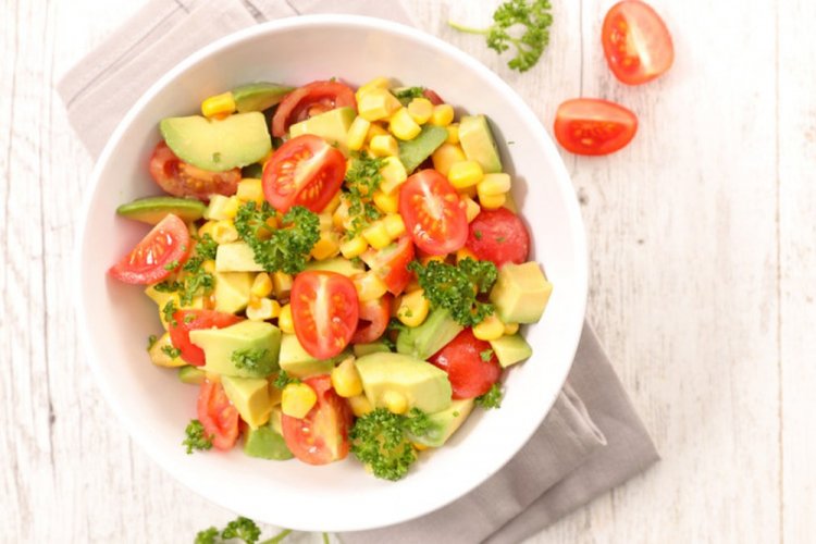 Салат с авокадо, кукурузой и помидорами