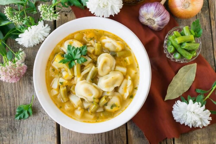 Суп с пельменями, картошкой и стручковой фасолью