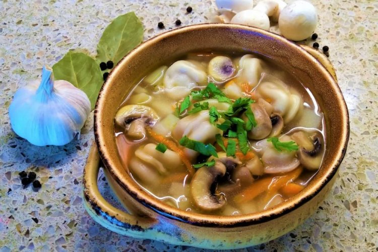Суп с шампиньонами и пельменями