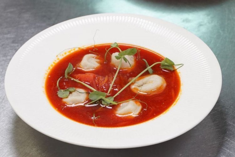 Свекольный суп с пельменями и помидорами