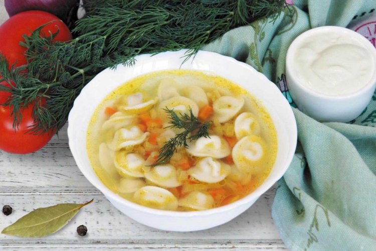 Суп с пельменями на курином бульоне