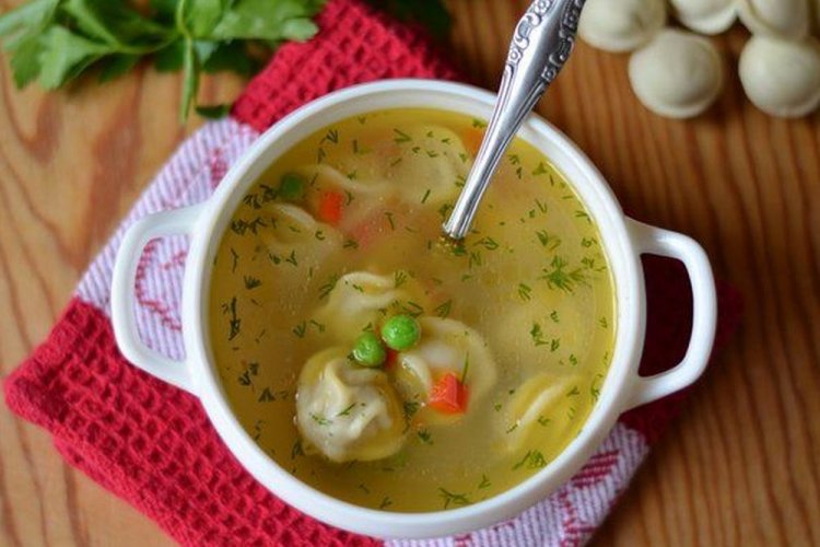 Овощной суп с пельменями