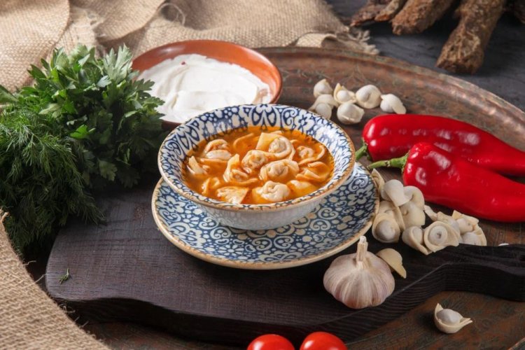 Чучвара в бульоне с помидорами и сладким перцем