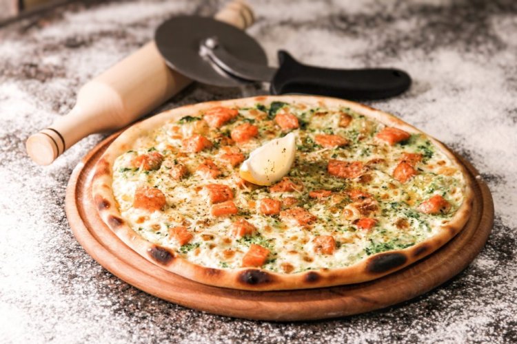 Пицца с лососем и моцареллой