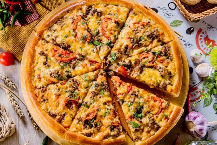 Пицца с мясным фаршем и моцареллой