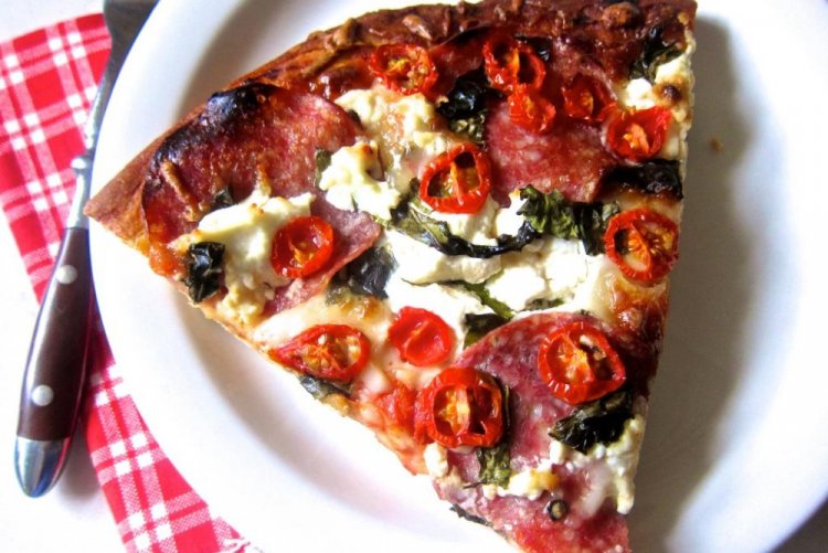 Пицца с салями и моцареллой