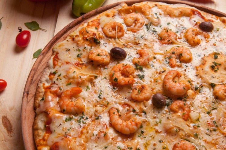 Пицца с креветками и моцареллой