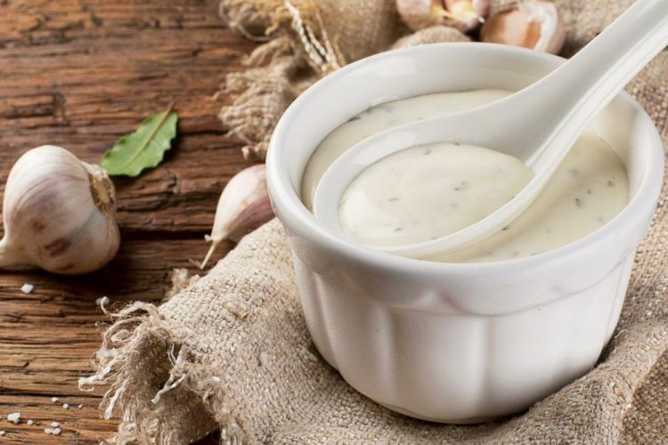 Белый соус барбекю с корнем хрена и чесноком